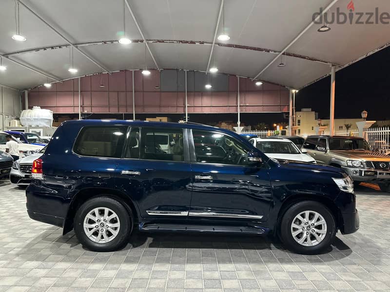 Land Cruiser  GXR V8 6