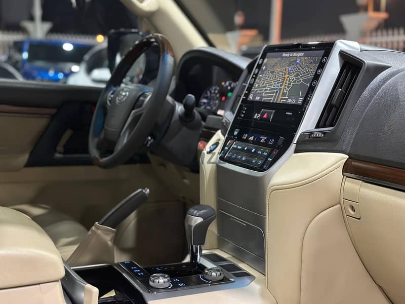 Land Cruiser  GXR V8 9