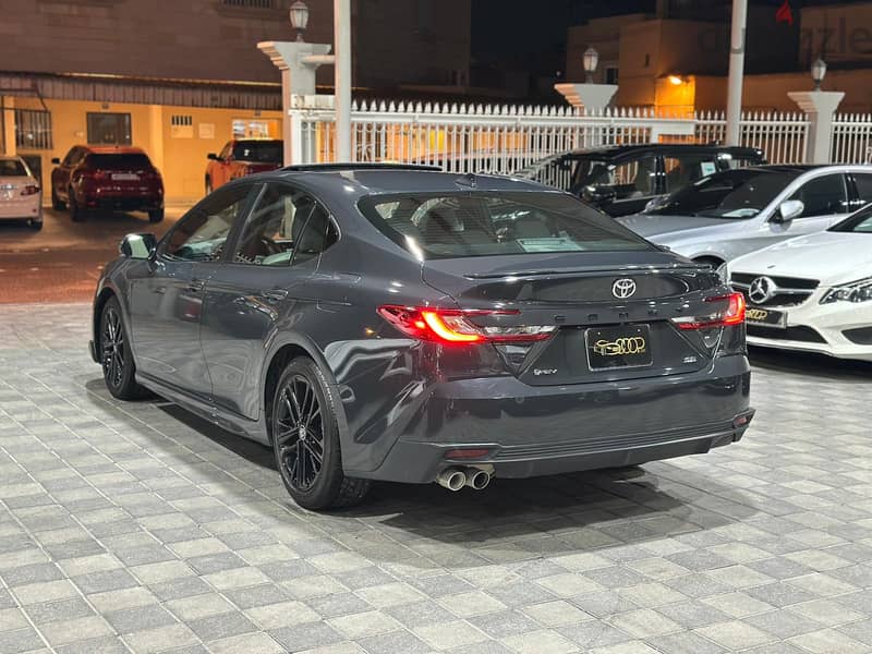 Toyota Camry SE H 5