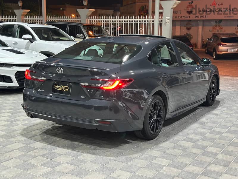 Toyota Camry SE H 6
