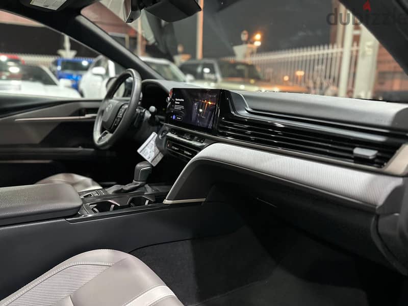 Toyota Camry SE H 9