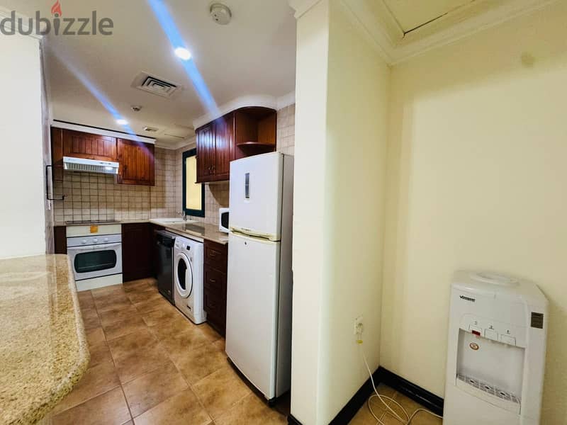 spacious bright 1 bedroom gym pool Prime location 5