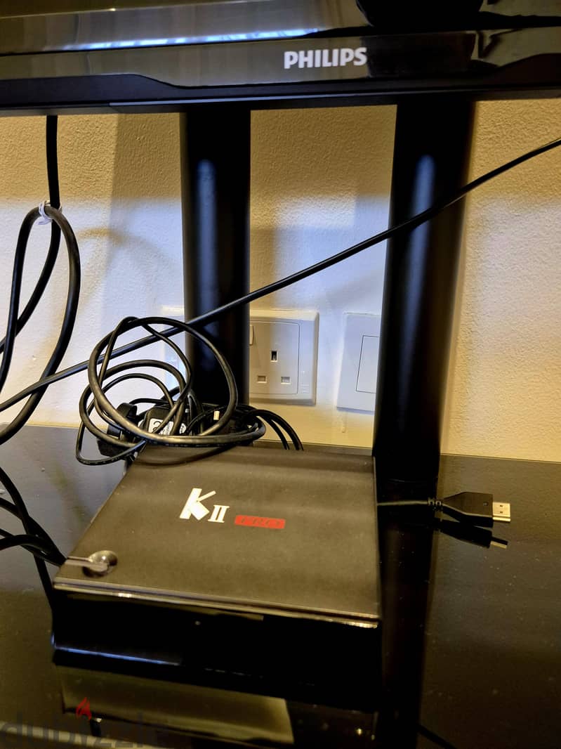 Philips 42" TV + KIIPRO Receiver + TV stand 1