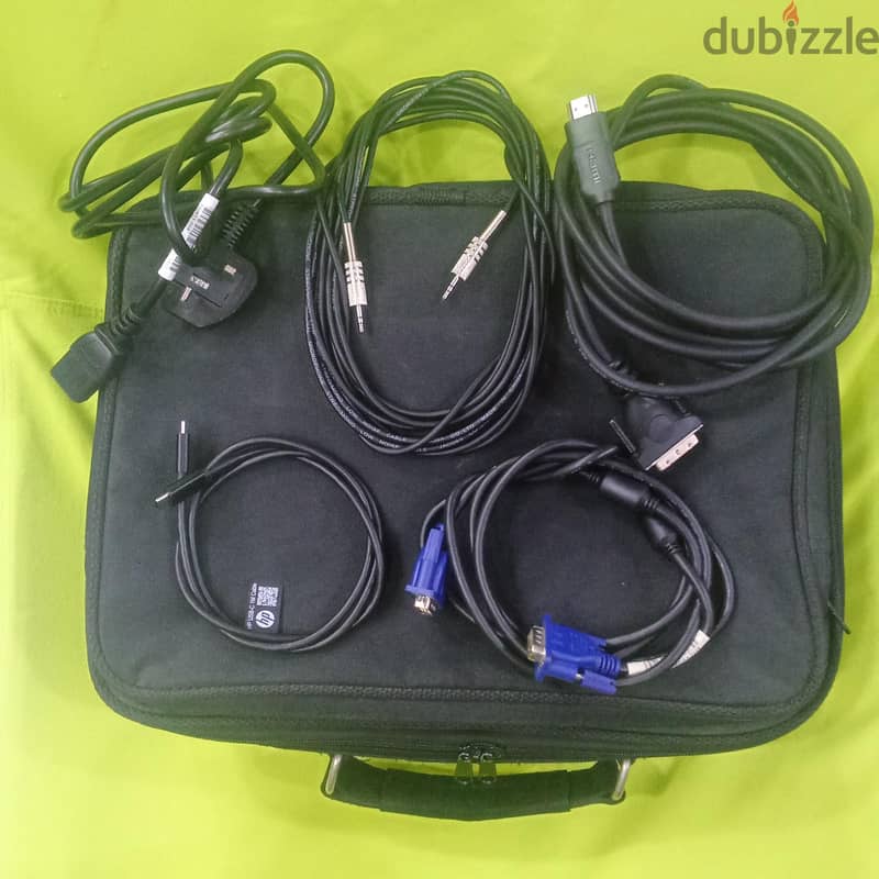 UNi Hub Pro 8 in 1 & 3M X75 LCD Projector 1