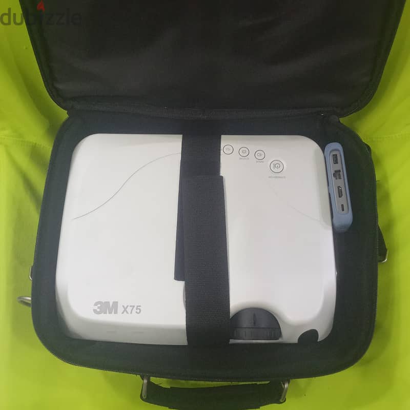 UNi Hub Pro 8 in 1 & 3M X75 LCD Projector 2