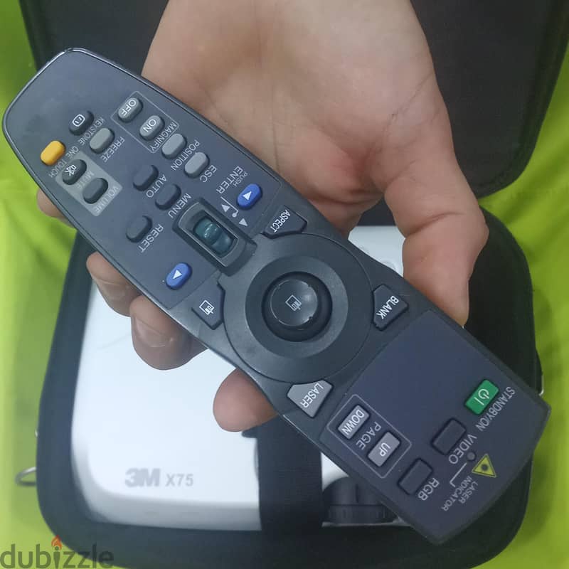 UNi Hub Pro 8 in 1 & 3M X75 LCD Projector 7