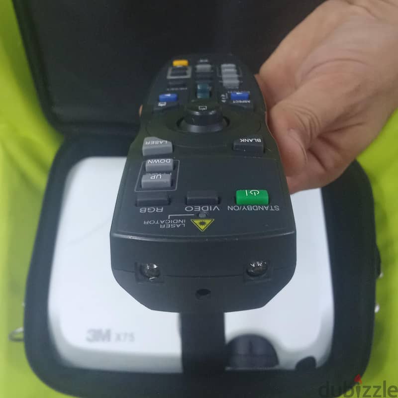 UNi Hub Pro 8 in 1 & 3M X75 LCD Projector 9