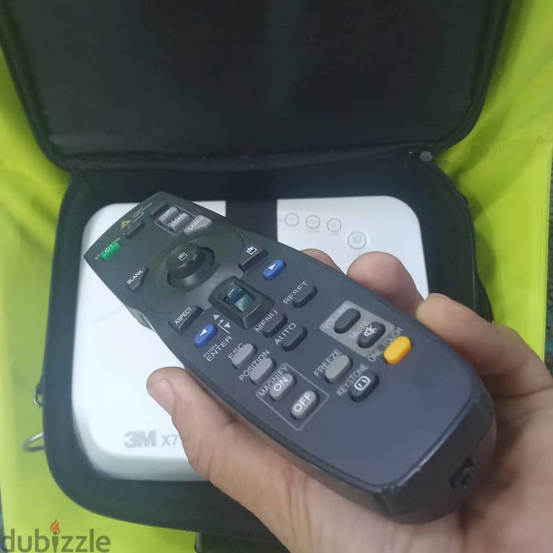 UNi Hub Pro 8 in 1 & 3M X75 LCD Projector 12