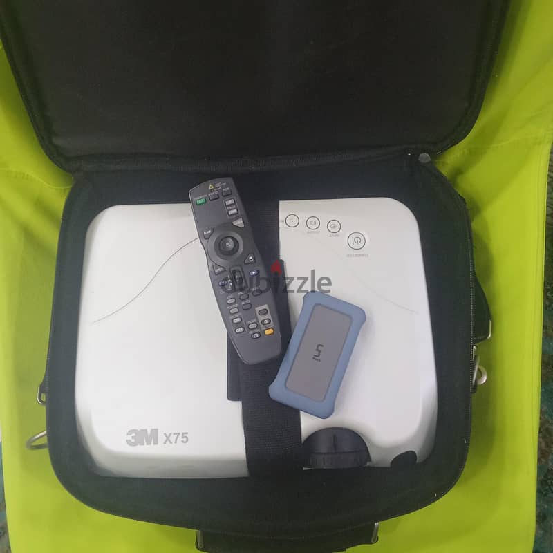 UNi Hub Pro 8 in 1 & 3M X75 LCD Projector 13