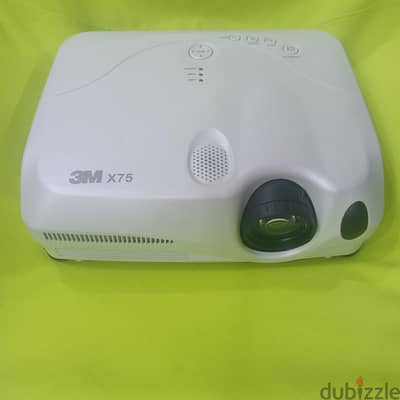 UNi Hub Pro 8 in 1 & 3M X75 LCD Projector