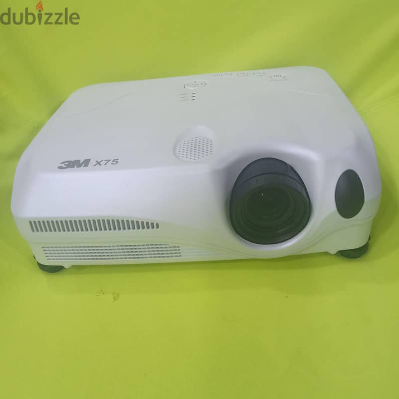 UNi Hub Pro 8 in 1 & 3M X75 LCD Projector 17