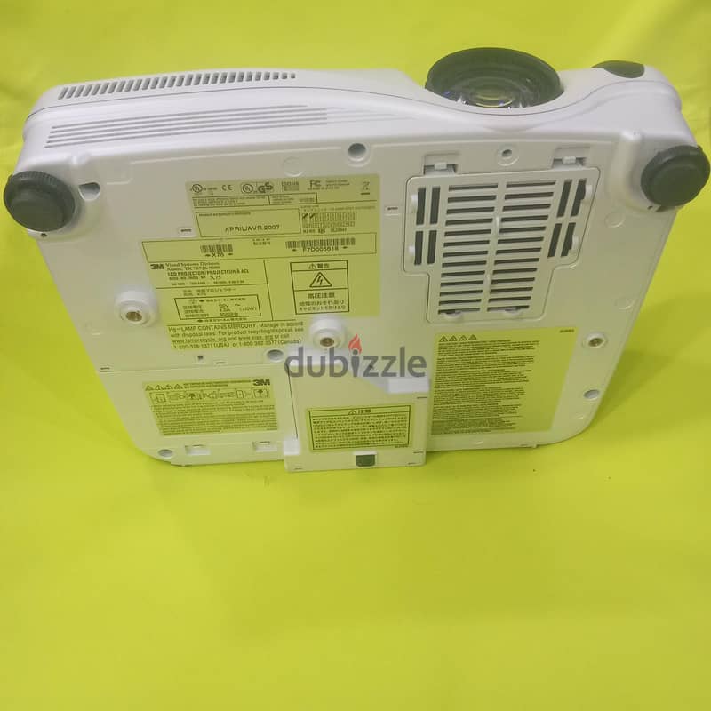 UNi Hub Pro 8 in 1 & 3M X75 LCD Projector 18