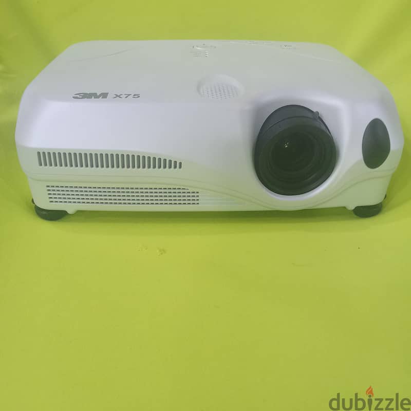 UNi Hub Pro 8 in 1 & 3M X75 LCD Projector 19