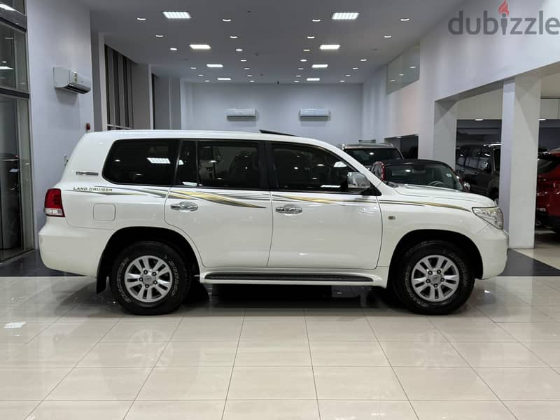 Toyota Land Cruiser GX-R 2010 (White) 3