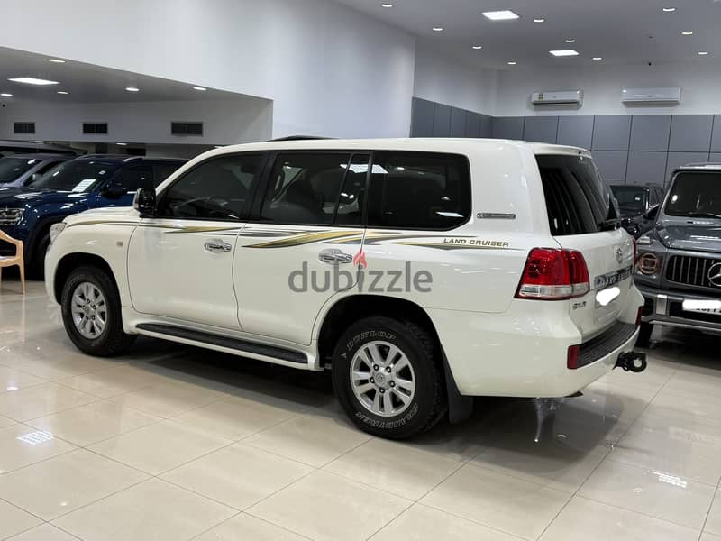Toyota Land Cruiser GX-R 2010 (White) 6