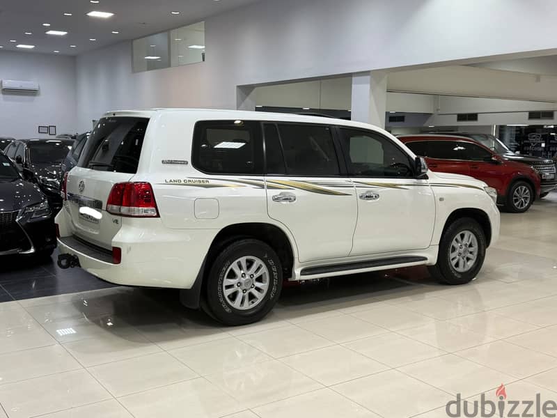 Toyota Land Cruiser GX-R 2010 (White) 7