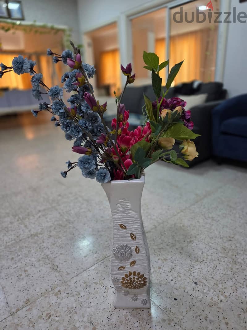 Elegant White Floor Vase with Artificial Floral Arrangement – Excellen 1
