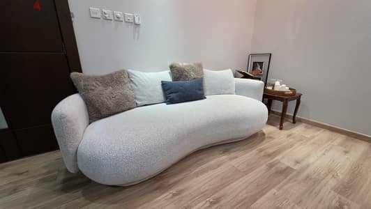 2 sofas for sale enough for 8 seats - 2 كراسي للبيع يكفي ل8 مقاعد