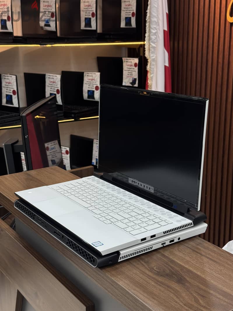 Alienware M17 R2 Core i7-9th Generation 3