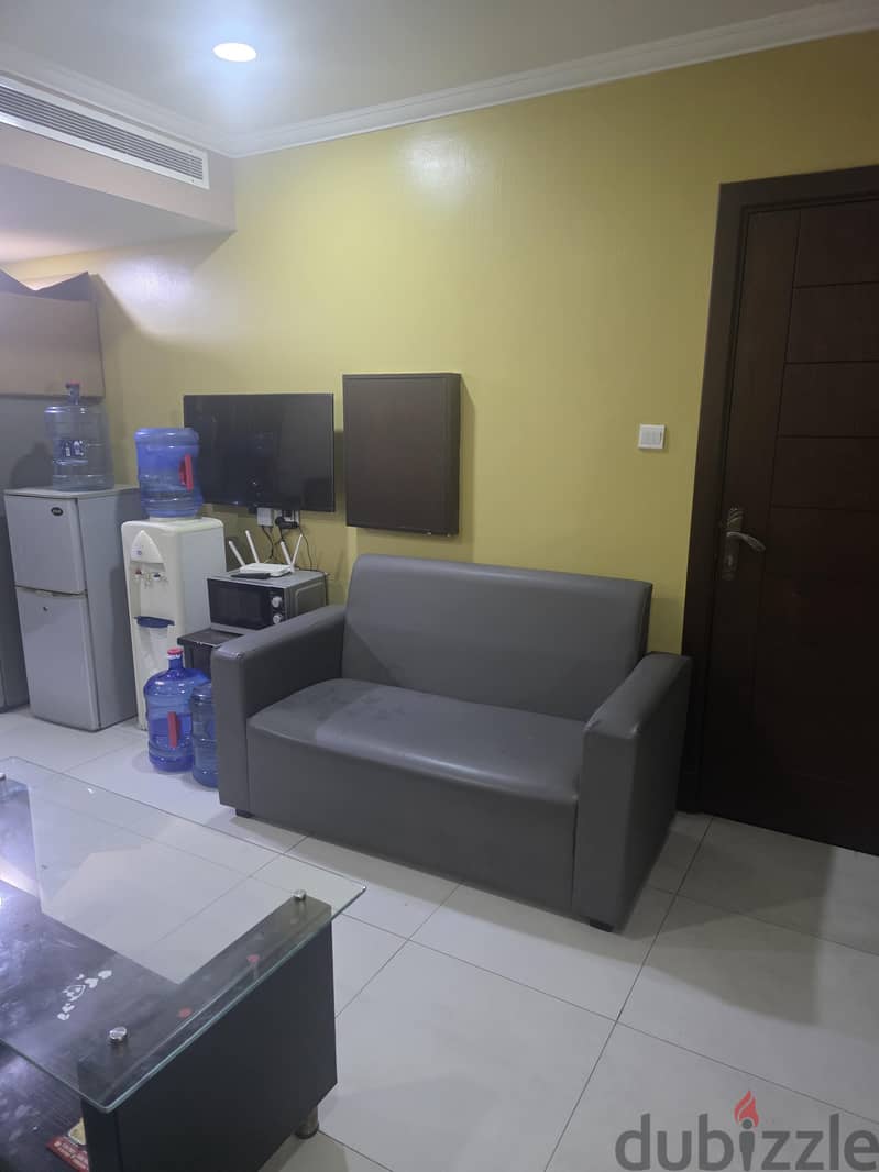 Need room partner in 2 BHK hoora Exhibition Road 32233125 2
