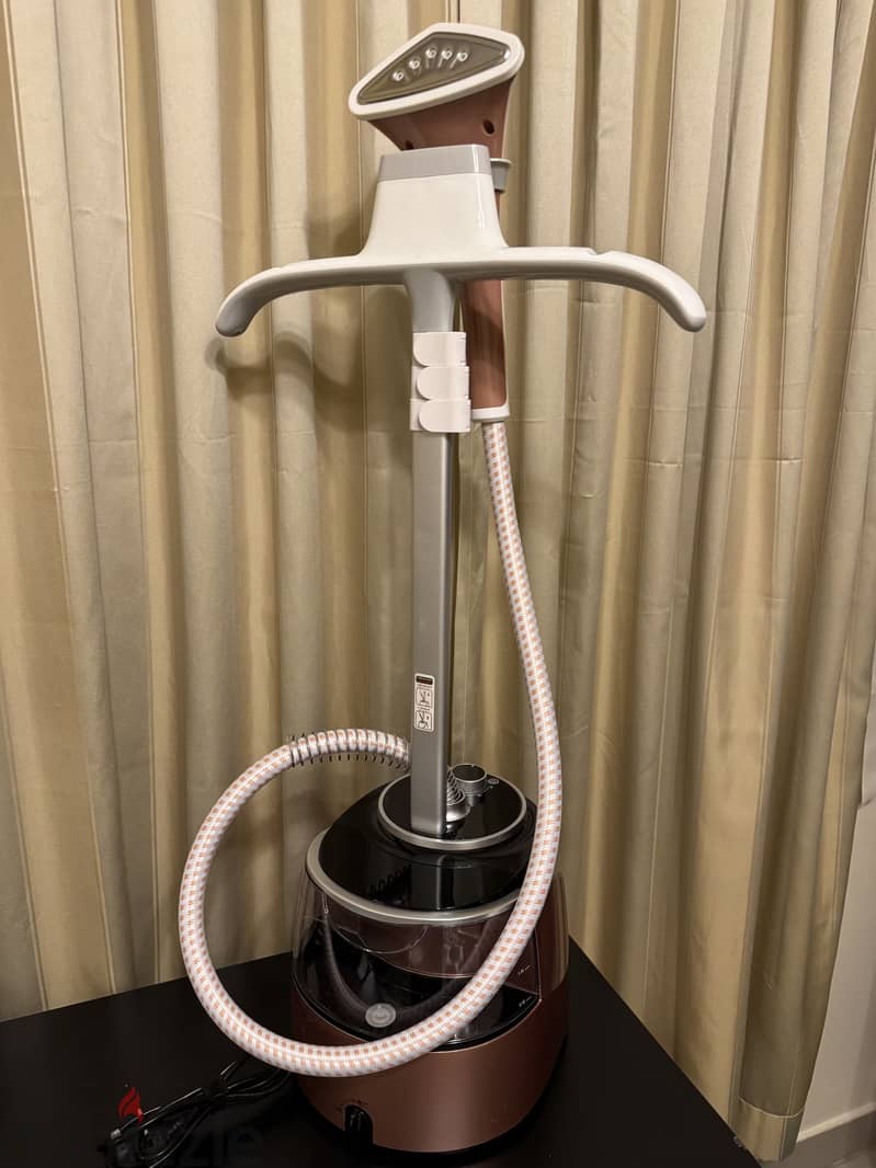 Black & Decker Garment Steamer (GST1600-B5) 2