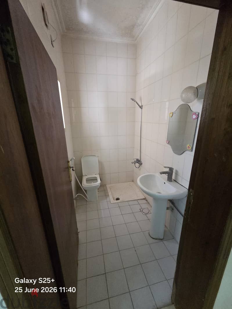 small flat for rent near alosra restaurant Muharraq without ewa 4