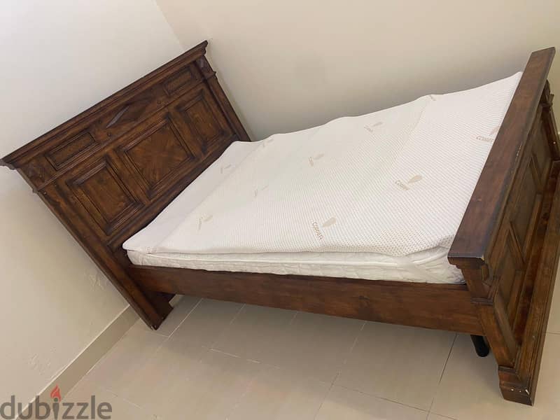 سرير خشب / Wooden bed 1