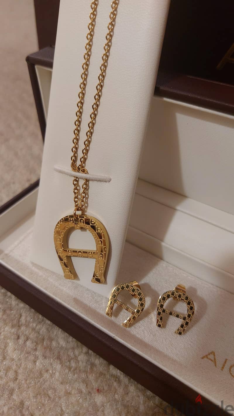 Aigner Logo Necklace with Earrings 1