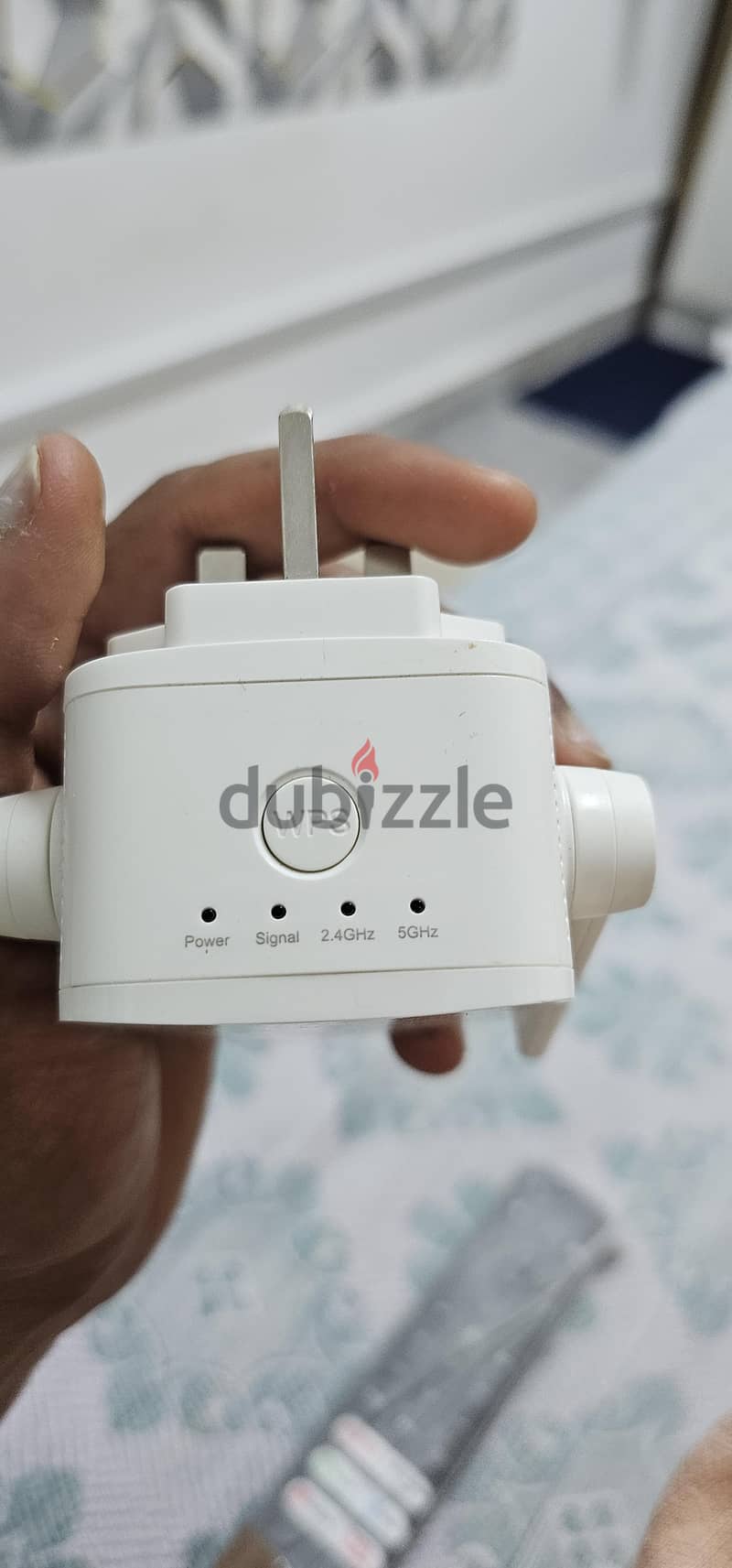 TP-Link AC1200 Wi-Fi Range Extender (Model: RE305). 2