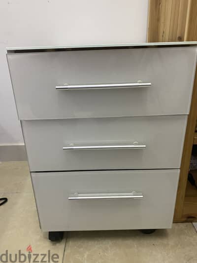 Side drawer