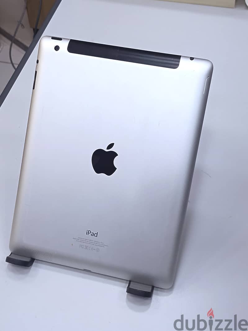 Apple iPad (32GB / Cellular LTE) – Special Offer with Free Accessories 5