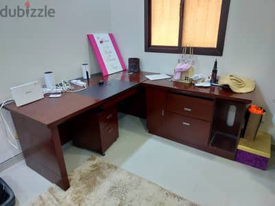 للبيع طاولة مكتب مستخدمة used desk for sale