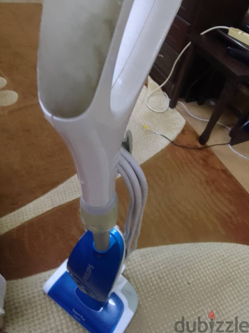 يوجد مكنسه وهي ممسحة بلاط سرميك بلاماء والبخار الحارشغاله وبحاله 7
