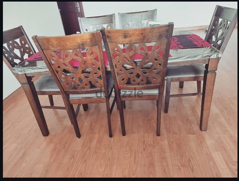 Dinning table wooden carved 6 chairs in very good condition 1