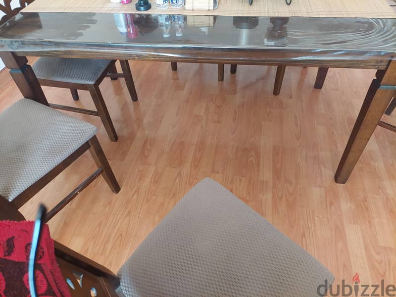 Dinning table wooden carved 6 chairs in very good condition 2