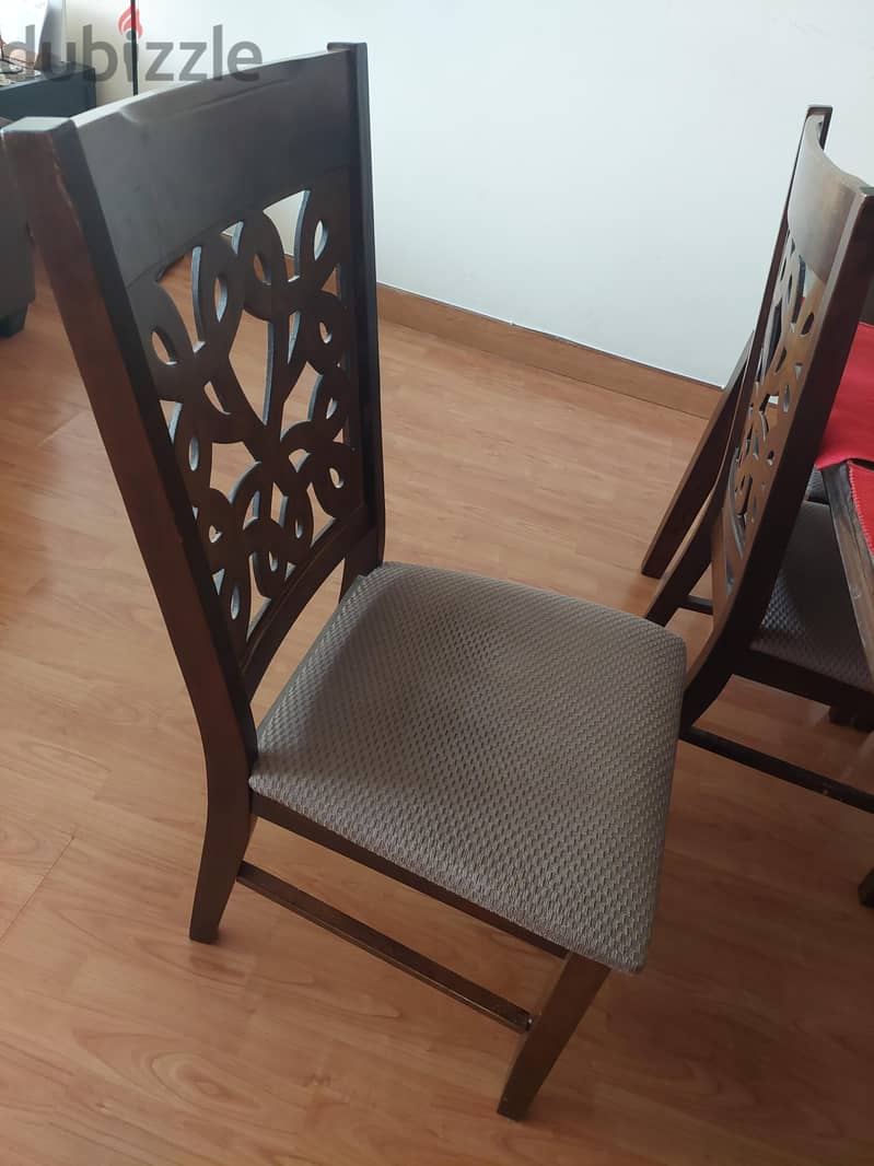 Dinning table wooden carved 6 chairs in very good condition 3