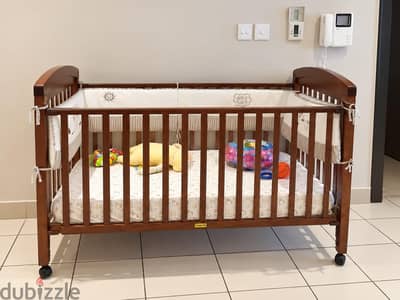 Crib in excellent condition with bedding set