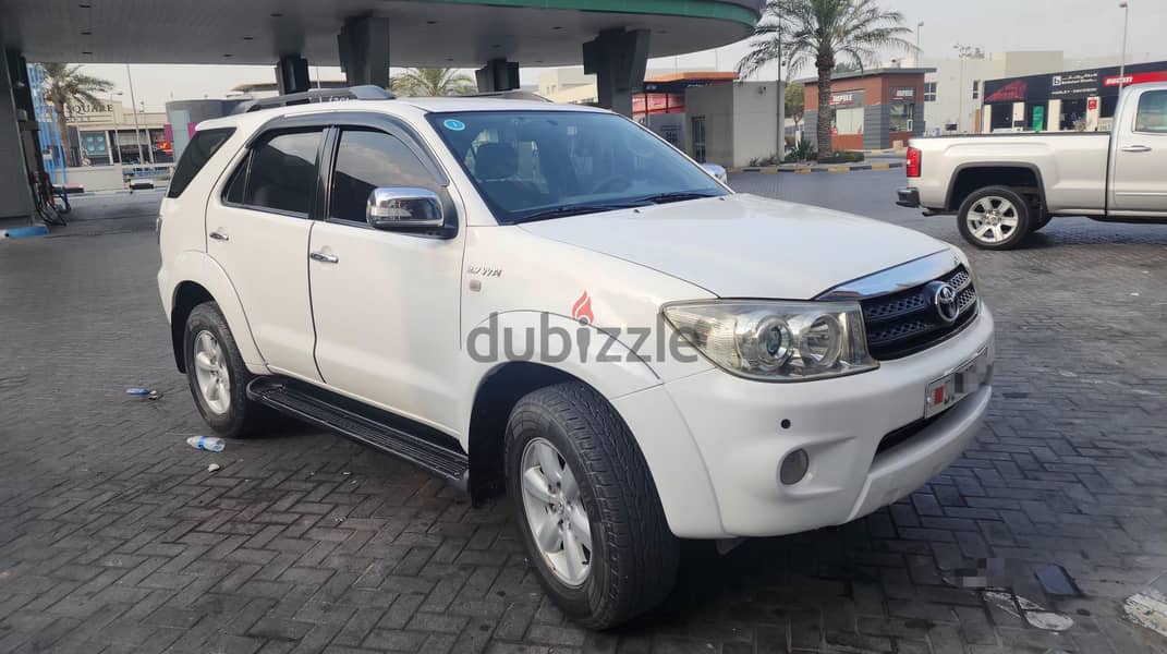 Toyota Fortuner 2010 1