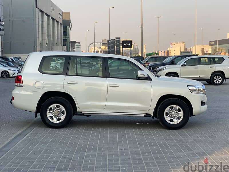 Toyota Land Cruiser G 2016 White 2