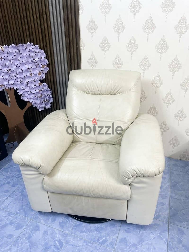 Leather Recliner Excellent Condition 2
