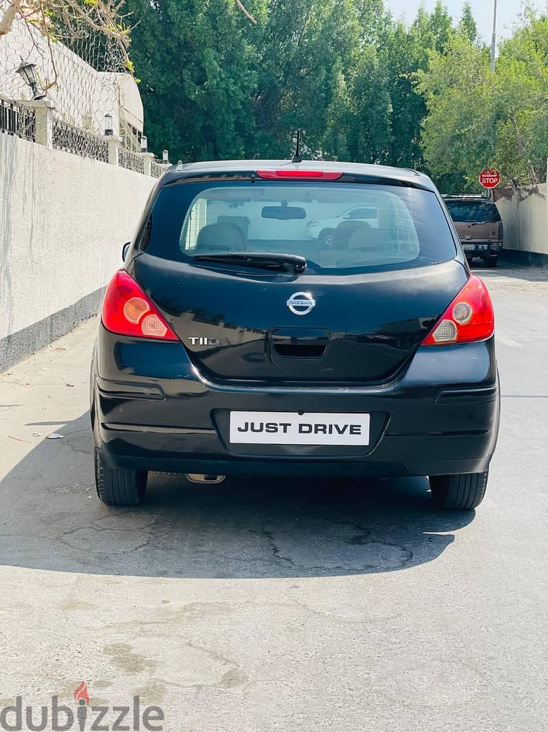 Nissan Tiida 2011 4