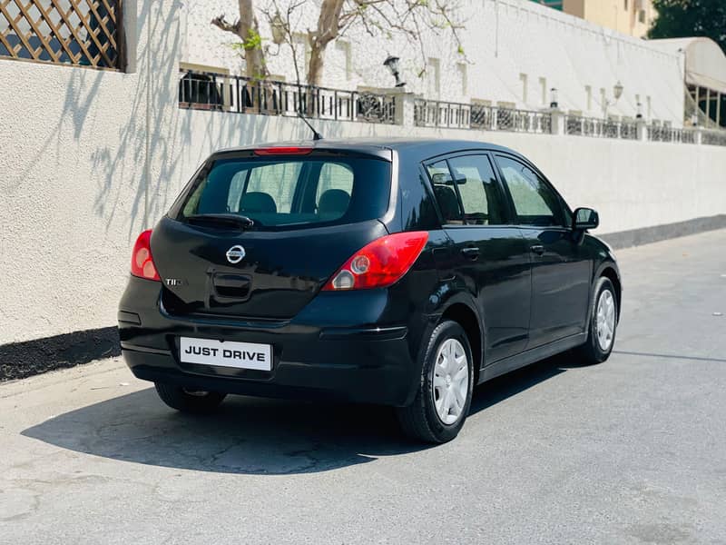 Nissan Tiida 2011 5