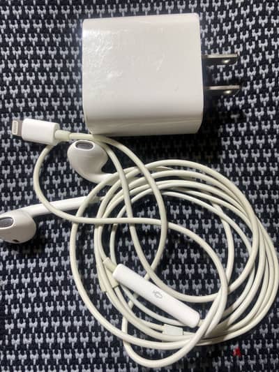 Apple charger&headphones