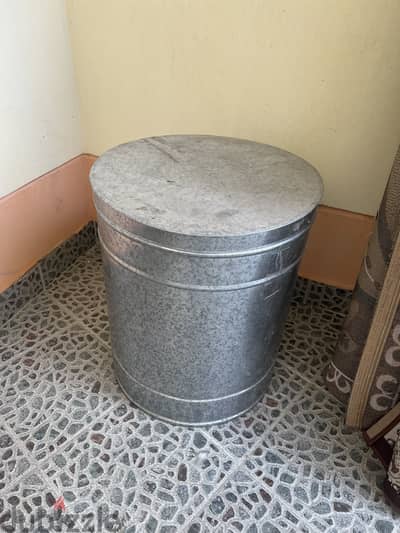 درام حديد مجلفن كبير بغطاء Large galvanized metal drum