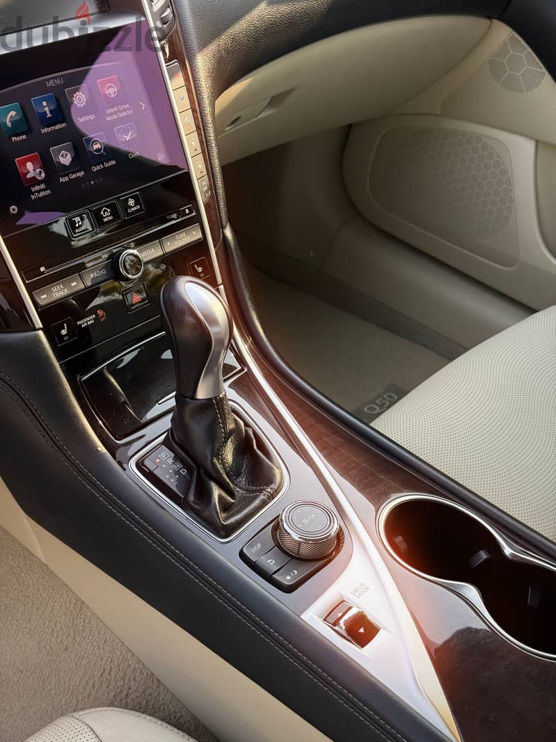 Infiniti Q50 2017 2.0 12