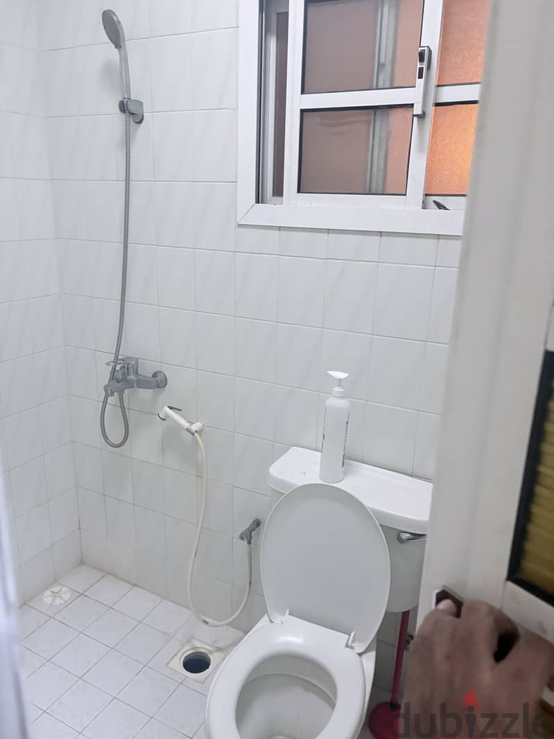 Looking for room sharing 4