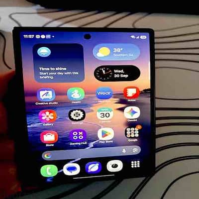 Samsung Galaxy Z Fold 8 (256GB, Phantom Black) – Like New!