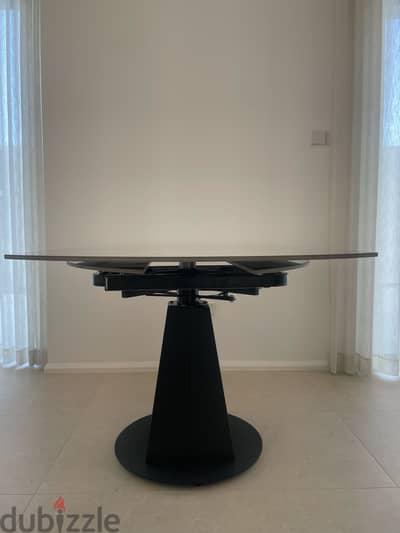 Dining table extendable طاولة طعام دائرية تتحول الى مستطيله