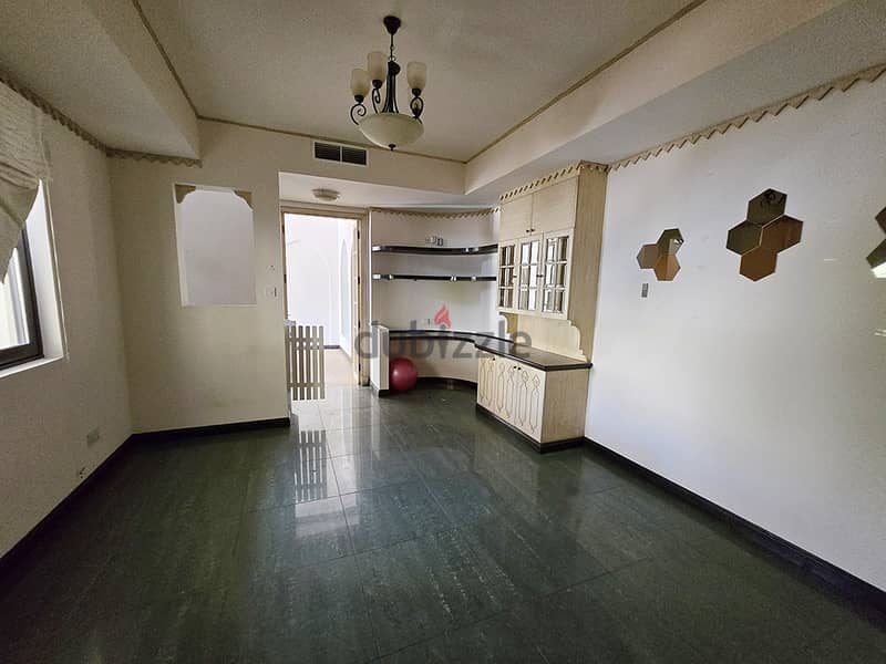 Spacious 5BR Villa with Private Garden for Rent in Janabiya – BD 900 2