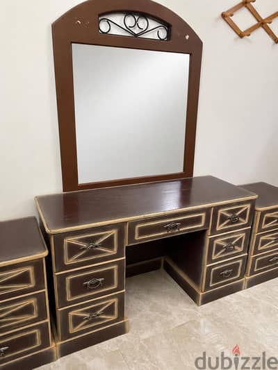 Dressing table for sale along with 2 side drawers